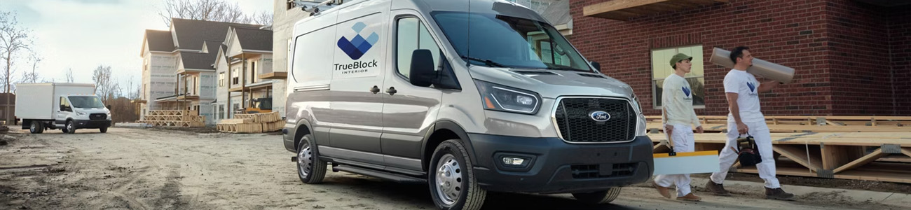 Fourgonnette Ford Transit sur un chantier de construction.
